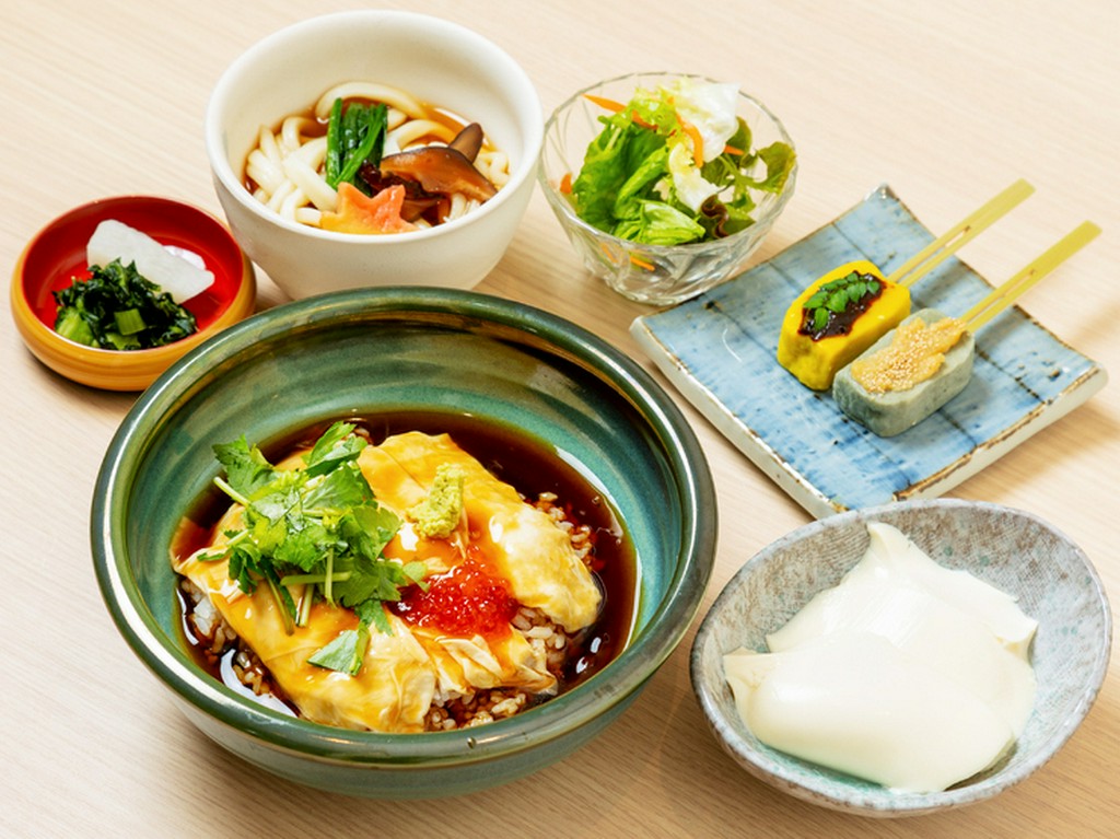 とろとろの食感がクセになりそう『湯葉あんかけ丼膳』