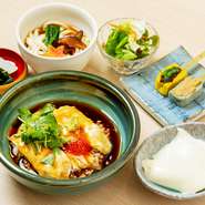 絶妙な火加減でとろとろ～に仕上げる『湯葉あんかけ丼』。こだわりの「だし」を使ったあんかけで、大豆の旨みや甘みをたっぷりと含んだ、とろけるような湯葉をいただきます。
