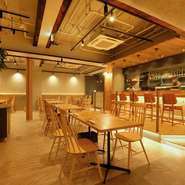 木目と白を基調とした店内。温かみと落ち着きのあるモダンな空間となっています。オープンキッチンなので開放感もあり、オシャレな雰囲気を存分に楽しめます。