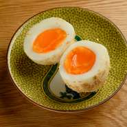 酸・苦・甘・辛・鹹・淡の六味を料理で表現。47都道府県のおいしい食材のみをこだわりを持って厳選し、よりおいしく＆健康になれるよう調理しています。ぜひ賞味あれ。