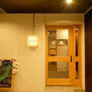 昼はカフェ、夜はダイニングバーとして、大切な人との素敵な時間を過ごすことができます。“【まほらや】ならではの美味しい、体想いのご馳走”が堪能できるので、二人の会話も自然と弾みそうです。