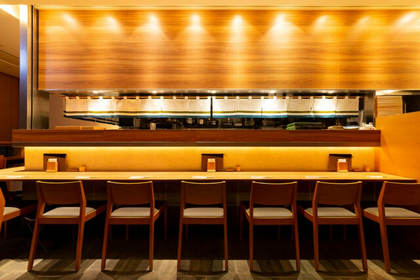 荷物が多くてもOK。席がゆったりとしたカウンター