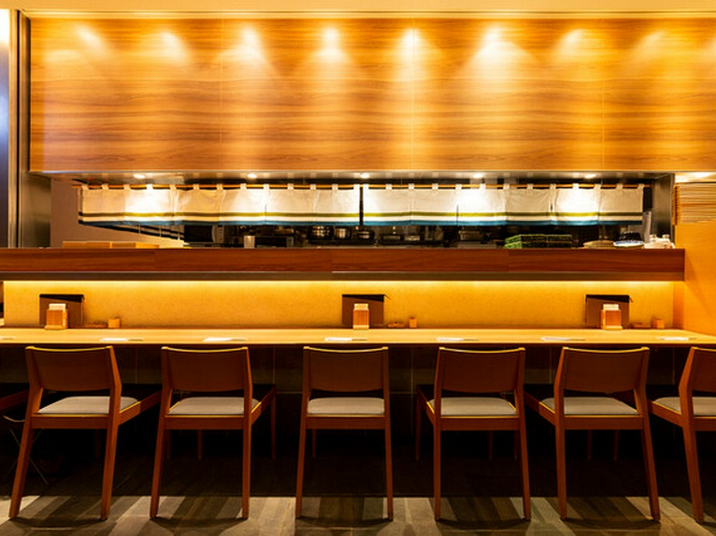 荷物が多くてもOK。席がゆったりとしたカウンター