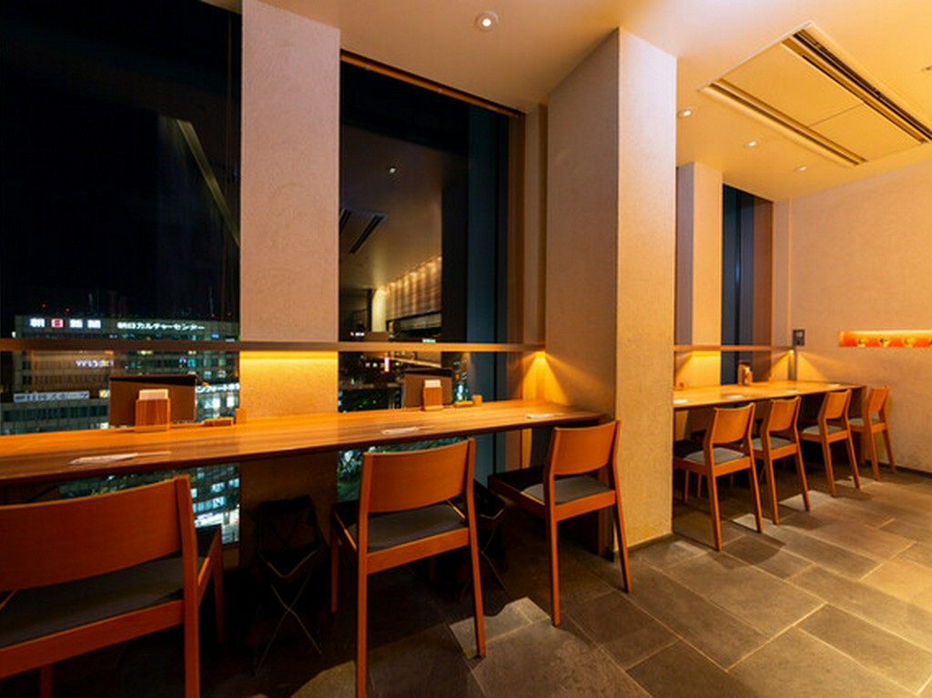 肩を寄せ合って、イルミネーションを見ながらの特別なディナー