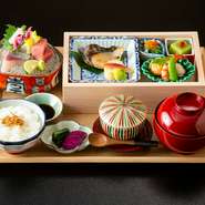 大人気　月替わり前菜（三品）/季節の焼魚／刺身（三種）／茶碗蒸し／ご飯／汁物／香の物