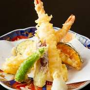 定番　季節の野菜と海老を二尾。繊細で軽やかな揚げたてをどうぞ。