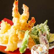 大人気　旬の素材を様々に取り揃えて、さっくりと。海老は三尾です。
