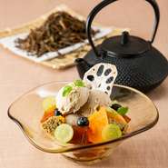 定番　熊本産ほうじ茶アイスクリームの安らぐ香り。プリンやパウンドケーキ、ゼリーもほうじ茶でお作りしました。季節の果物で爽やかに。ミニパフェ…1,100円