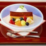 定番　糸島産たまごでお作りするプリンは、しっかり蒸された懐かしい佇まい。天草塩のアイスクリームと季節の果物を飾って。