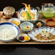 ・鯛の昆布締め
・天ぷら（5種）
・鯛そぼろ
・小鉢
・茶碗蒸し
・ご飯
・香の物
・白胡麻だれ（自家製）
・鯛骨出汁抹茶　　　　※天ぷらなし2,530円（税込）