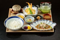 ・鯛の昆布締め
・天ぷら（5種）
・鯛そぼろ
・小鉢
・茶碗蒸し
・ご飯
・香の物
・白胡麻だれ（自家製）
・鯛骨出汁抹茶　　　　※天ぷらなし2,530円（税込）