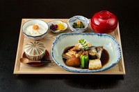 ・鰤あら炊
・小鉢
・茶碗蒸し
・ご飯
・汁物　　　
・香の物