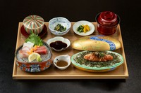 ・自家製明太ご飯
・刺身(三種)
・小鉢
・茶碗蒸し
・汁物
・香の物
・明太ご飯のたれ
