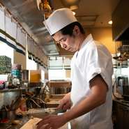 マスクでの接客がスタンダードとなったため、目だけでも笑うように気を付けているという松尾氏。料理についてゲストから聞かれた際にすぐ説明できるよう、常にどういった魚を仕入れているかを意識しているそうです。