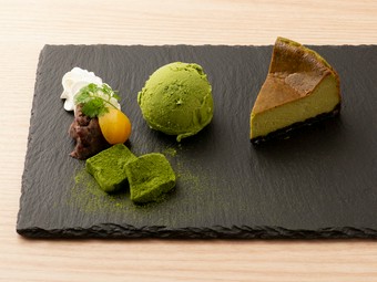 抹茶の香りと風味を活かした『抹茶ニューヨークチーズケーキのアイス添え』