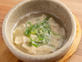 鶏ガラスープで炊き上げるもっちりとした『炊き餃子』