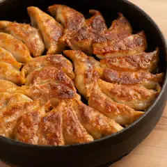 カリカリの皮の中には、ジューシーな餡がつまった『博多名物！！鉄なべ餃子』