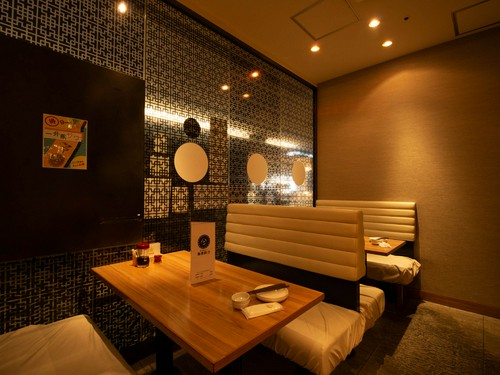 子ども連れでも利用しやすいベンチシートのテーブル席