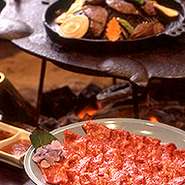 炭が赤く燃えて、その温度とパチパチという音を聞くと、なぜだかほっとした気分になる囲炉裏。その囲炉裏卓を囲んでの、ご好評の『伊万里牛の炭焼き』