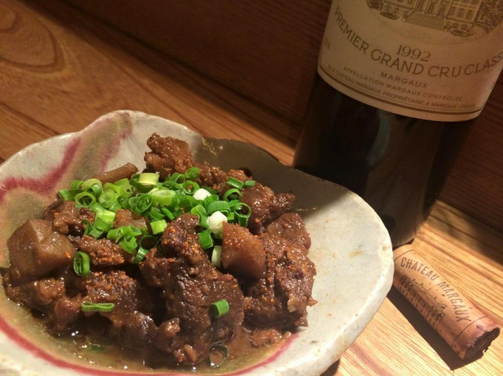 昭和60年創業、ナチュラルワインとあじさわ焼きが人気