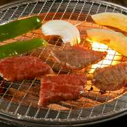 創業当時から変わらず毎週伊万里まで直接買い付けに行くことで、目を鍛え、選び抜いた肉を手軽な価格で提供し続けています。
