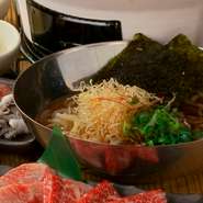 盛岡冷麺に惚れ込み、実際に盛岡まで何度も足を運び研究開発した、自慢の冷麺。抜群にコシのある麺と、九州に馴染みのあるあごだしをベースにしたスープが特徴です。