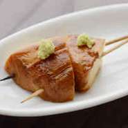 3日間溜まり醤油に漬け込んだモッツァレラチーズを焼き上げる