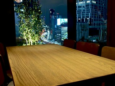 接待にも使える半個室のテーブル席