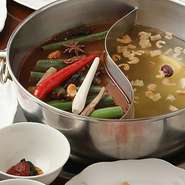 ご来店された殆どの方が注文される「四季火鍋」スープの美味しさはもちろん、自家製の2種のつけダレが好評です。

