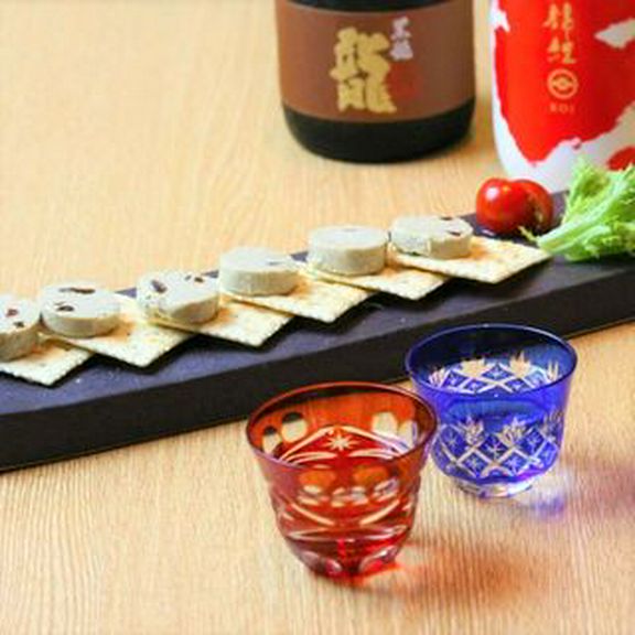 多彩な日本酒を、お好みの量と温度で飲み比べ