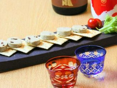 多彩な日本酒を、お好みの量と温度で飲み比べ