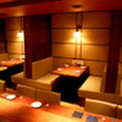 当店自慢の鶏白湯おでんをメインに旬魚の刺身や炭火焼き、揚物の入ったコース。
