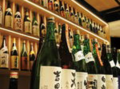 個性豊かな日本酒を揃え、さらにそれらを温度違いで味わえます