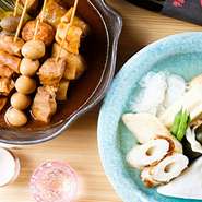 当店の看板メニューは、染み渡る旨味が日本酒にぴったりの「二色おでん」と「ベジ串」♪おでんに使用する出汁は最高級の削り節と日高昆布からとった黄金色の出汁です。
