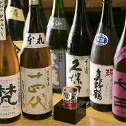 日本全国の美味しい日本酒を厳選して揃えています。常時13種を780円（税込）～とリーズナブルな価格でご用意しております。