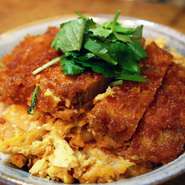 王道のカツ丼　（小鉢2品　味噌汁）