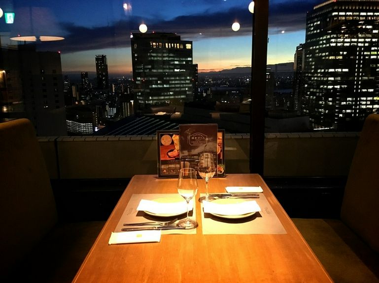 夜景を眺めながらワインを愉しむ