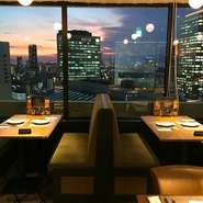 大阪湾を臨む開放的な空間。空庭29階。夜景の広がる窓際席はデートにもおすすめです。