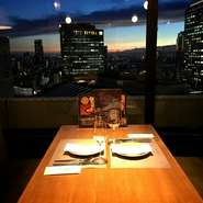 様々な国のワインを豊富にご用意！夜景を眺めながらの女子会での乾杯は上質なスパークリングワインがおすすめ。