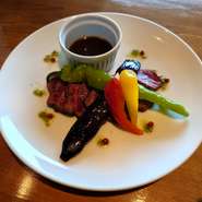 赤身とサシのバランスが良い、北海道サロマ和牛のもも肉。弾力のある肉質と旨味、程よい脂の甘さを感じられる、王道のグリルステーキ。