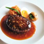 黒毛和牛のハンバーグを大胆にもにんにくと照り焼きにしました。にんにくの香りがより一層食欲をかきたてること間違いなし！
※じっくりと焼くため、お時間を頂く料理です。