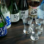 職人が握るネタにこだわった寿司に合わせて、日本酒も厳選されています。『獺祭』や『八海山』、『美丈夫』など、繊細な寿司の邪魔をしない、スッキリとした飲み口の日本酒がラインナップ。