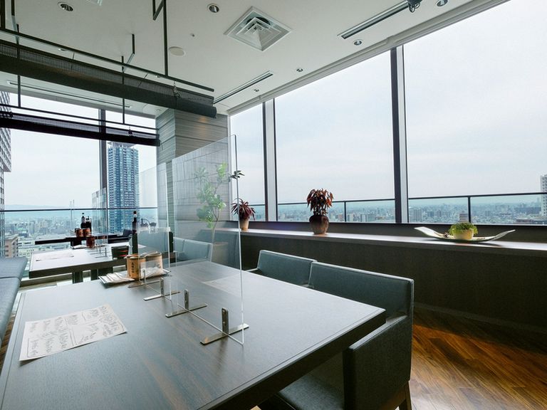 地上13階からの眺望を眺めながら、寿司を満喫