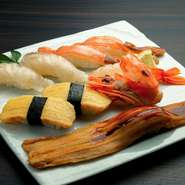 料理長厳選の旬の魚を使った握り寿司の盛り合わせ。地方より取り寄せられた新鮮な魚は、脂ののりが良く、格別の味わいです。ランチ限定のオススメメニュー。