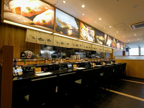 カウンター席で、気軽に回転寿司を満喫