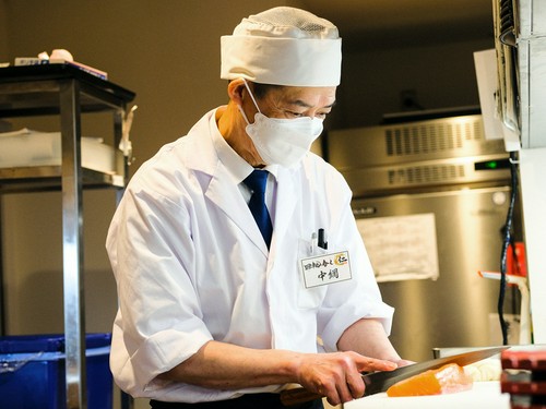 職人技が光る寿司でゲストをもてなす料理長の中網氏