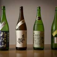 日本酒選びの基本は、料理に合うこと。単体で完結するのではなく、料理と合わせていっそう引き立つような日本酒を集めています。食中酒として楽しめるワインにも力を入れています。