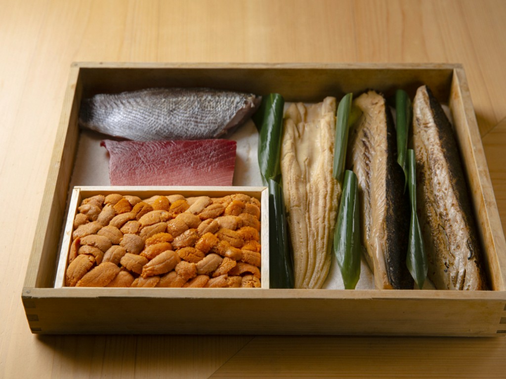 信頼する仲買から届く鮮魚。旬のおいしさをご堪能ください