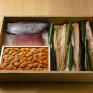 魚は豊洲から、産地、魚種を指定して仕入れ。北村氏、佐藤氏の修業先でもあった学芸大学の名店【件】の大将に紹介してもらった仲買さんに、鮮度自慢の魚を送ってもらっています。