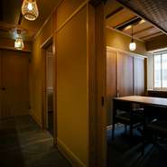 2020年3月に3室の個室を増設し、従来の2室と合わせて計５室に。4名～20名まで対応可能で、シーンに合わせて利用できます。完全個室、かつ落ち着いた佇まいのため、接待の利用にも最適です。